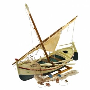 Сувенирная модель рыбацкой лодки 