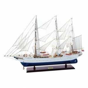 Сувенирная модель корабля из дерева 