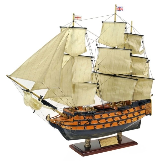 Сувенирная модель корабля из дерева HMS "Victory"