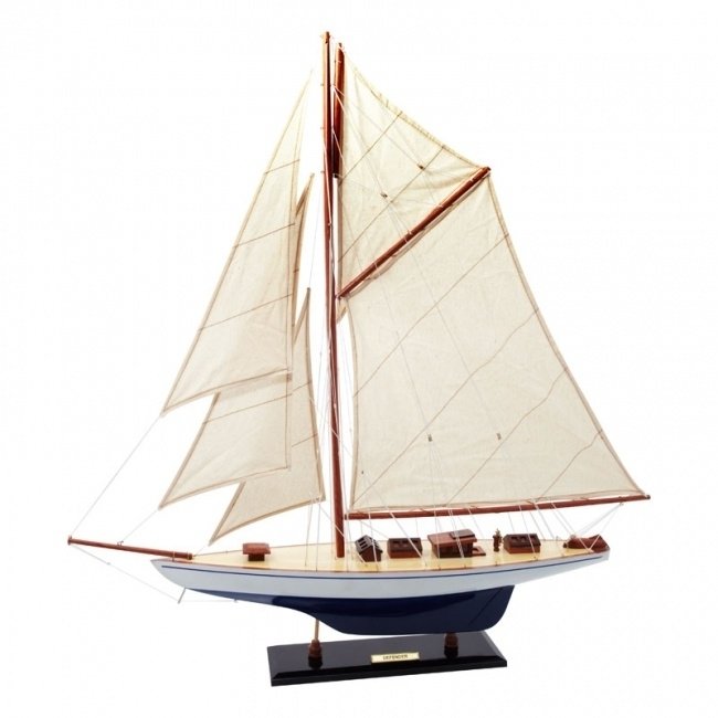 Сувенирная модель парусной яхты "Defender"